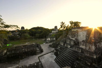 Tikal a la noche